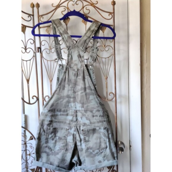 l.e.i. Junior Casual Outdoor Camouflage Bib Jumper Shorts Green Size M - Picture 4 of 6